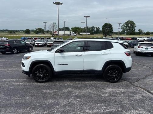 Bright White Clearcoat 2025 Jeep Compass Latitude
