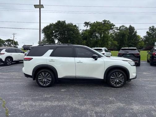 White 2024 Nissan Pathfinder SL