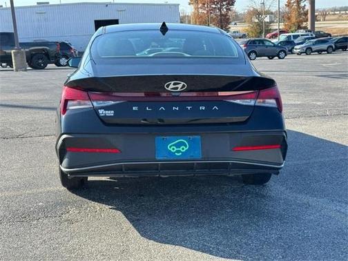 2025 Hyundai ELANTRA SE