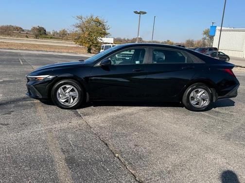 2025 Hyundai ELANTRA SE