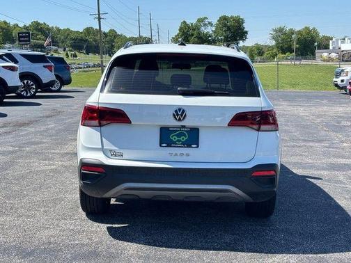Pure White 2022 Volkswagen Taos 1.5T S