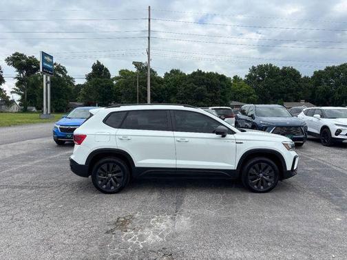 Pure White 2022 Volkswagen Taos 1.5T S