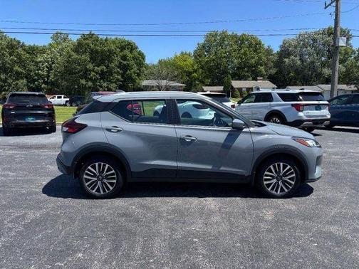 Boulder Gray Pearl 2023 Nissan Kicks SV