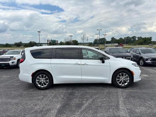 Bright White Clearcoat 2026 Chrysler Pacifica Limited