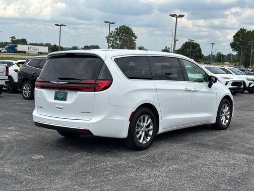 Bright White Clearcoat 2026 Chrysler Pacifica Limited