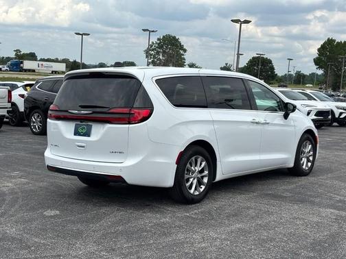 Bright White Clearcoat 2026 Chrysler Pacifica Limited