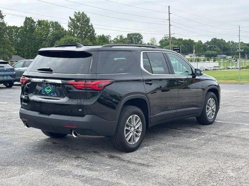 Mosaic Black Metallic 2023 Chevrolet Traverse LT Cloth