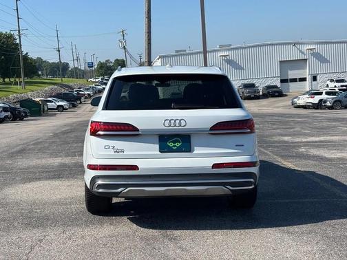 Glacier White Metallic 2023 Audi Q7 45 Premium