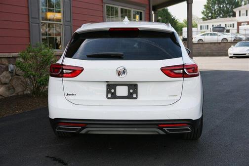 Summit White 2018 Buick Regal TourX Preferred