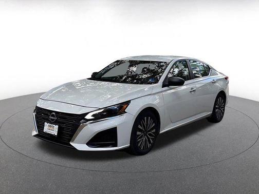 Glacier White 2025 Nissan Altima SV FWD