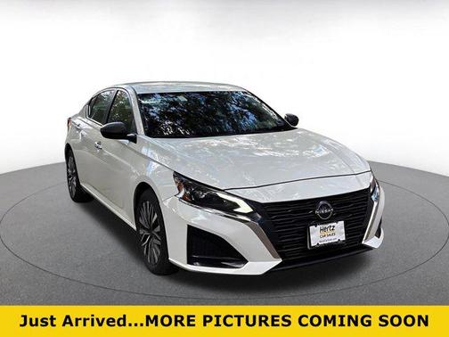 Glacier White 2025 Nissan Altima SV FWD
