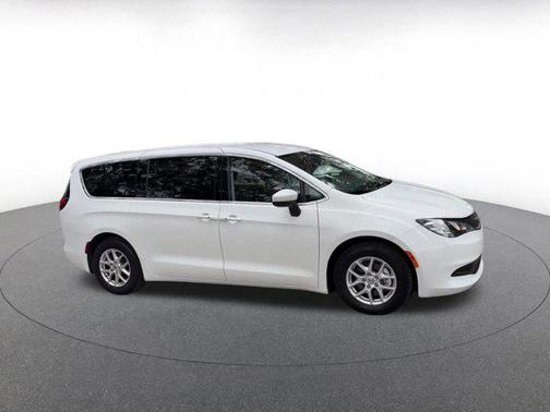 Bright White Clearcoat 2022 Chrysler Voyager LX