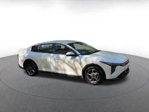 Snow White Pearl 2025 Kia K4 LXS