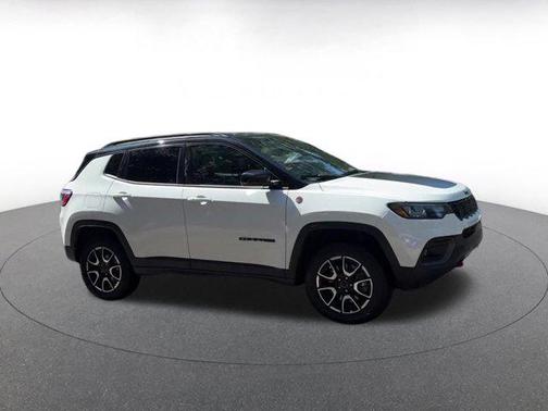 Bright White Clearcoat 2025 Jeep Compass Trailhawk