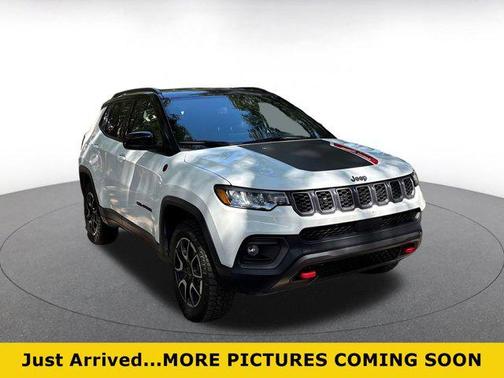 Bright White Clearcoat 2025 Jeep Compass Trailhawk