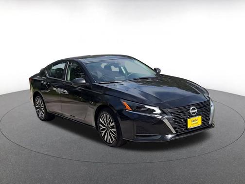 Super Black 2025 Nissan Altima SV FWD
