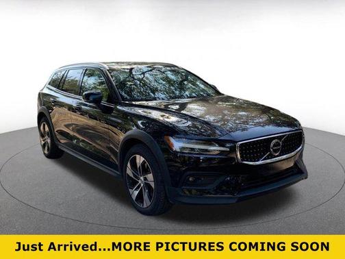 2025 Volvo V60 Cross Country B5 Plus