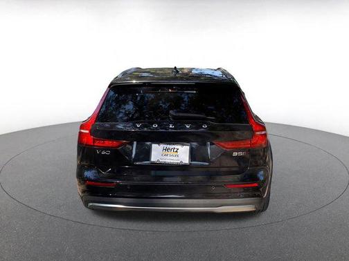 2025 Volvo V60 Cross Country B5 Plus