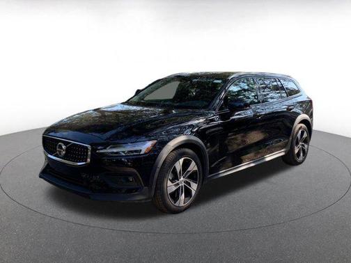 2025 Volvo V60 Cross Country B5 Plus