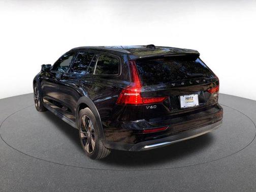2025 Volvo V60 Cross Country B5 Plus