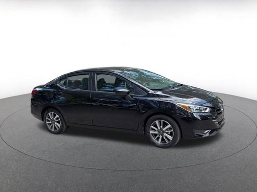 Super Black 2025 Nissan Versa 1.6 SV