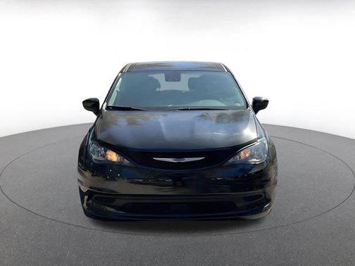 Brilliant Black Crystal Pearlcoat 2024 Chrysler Voyager LX