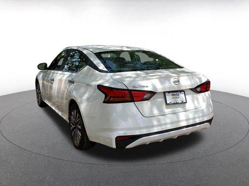 Glacier White 2025 Nissan Altima SV FWD