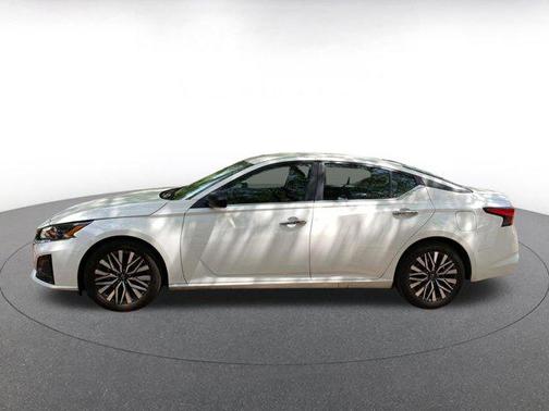 Glacier White 2025 Nissan Altima SV FWD