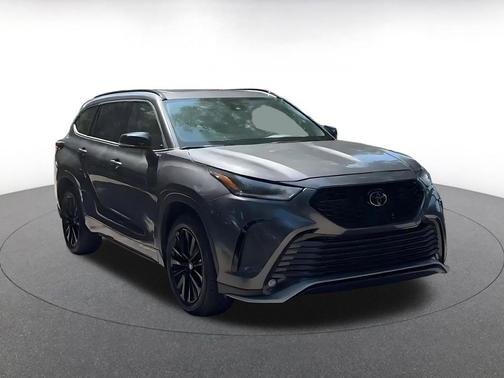 Gray 2025 Toyota Highlander XSE