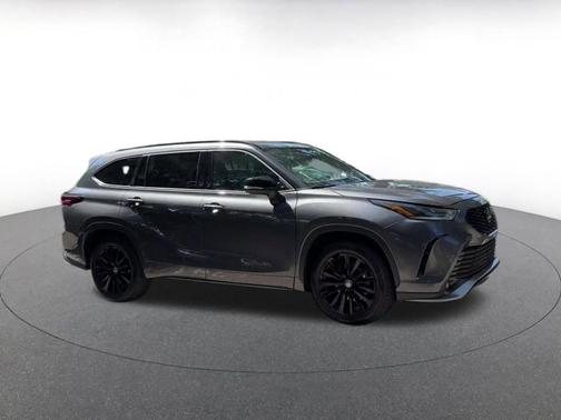 Gray 2025 Toyota Highlander XSE