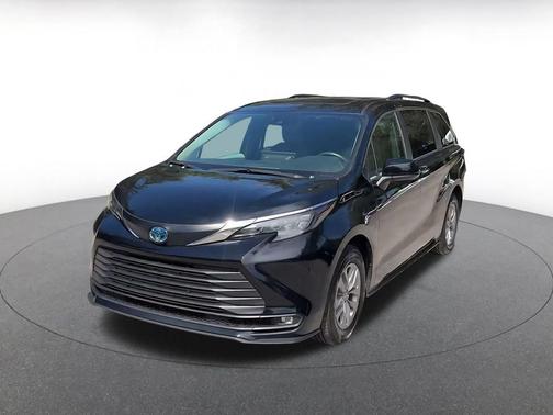 Midnight Black Metallic 2025 Toyota Sienna XLE