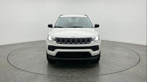Bright White Clearcoat 2025 Jeep Compass Latitude