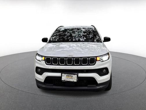 Bright White Clearcoat 2025 Jeep Compass Latitude
