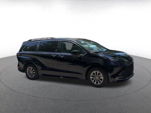 2024 Toyota Sienna XLE 8 Passenger
