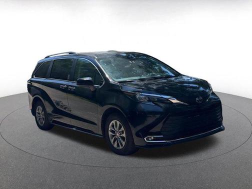 2024 Toyota Sienna XLE 8 Passenger