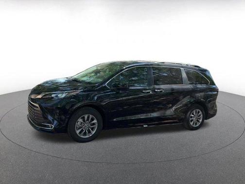 2024 Toyota Sienna XLE 8 Passenger