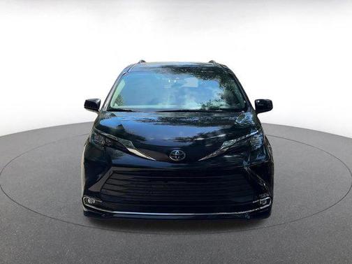 2024 Toyota Sienna XLE 8 Passenger