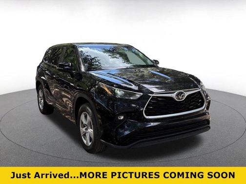 Midnight Black Metallic 2025 Toyota Highlander LE