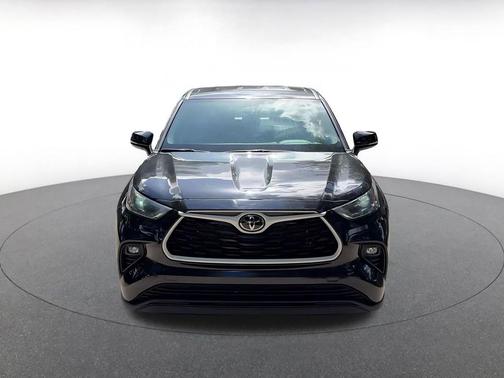 Midnight Black Metallic 2025 Toyota Highlander LE