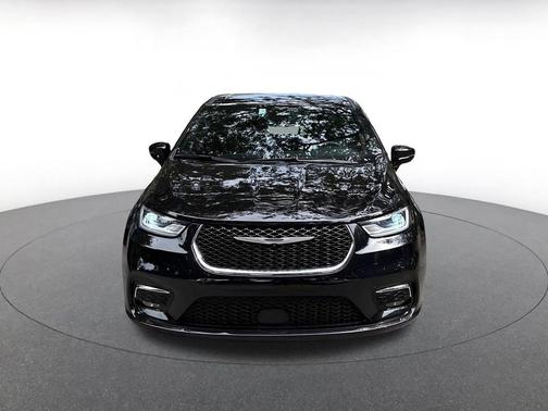 Diamond Black Crystal Pearlcoat 2025 Chrysler Pacifica L