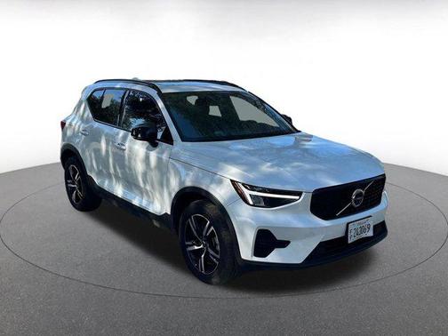 2024 Volvo XC40 CORE