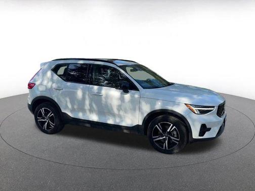 2024 Volvo XC40 CORE