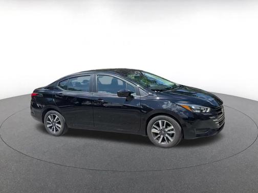 Super Black 2025 Nissan Versa 1.6 SV