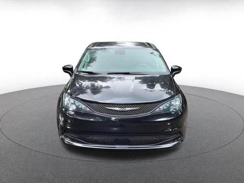 Brilliant Black Crystal Pearlcoat 2024 Chrysler Voyager LX