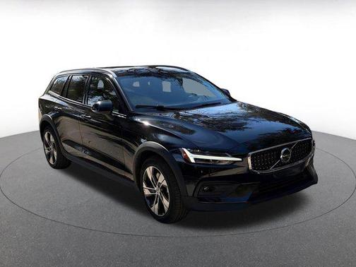2025 Volvo V60 Cross Country Plus, B5 AWD Gas (mild hybrid)