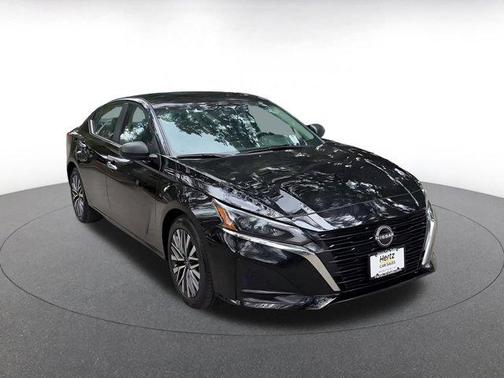 Super Black 2025 Nissan Altima SV FWD