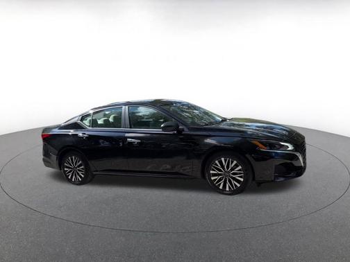 Super Black 2025 Nissan Altima SV FWD