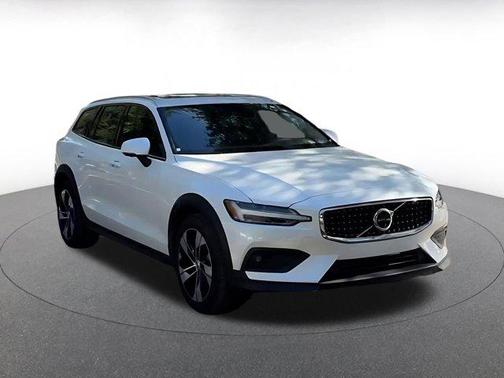 2025 Volvo V60 Cross Country B5 Plus