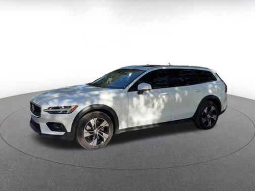 2025 Volvo V60 Cross Country B5 Plus