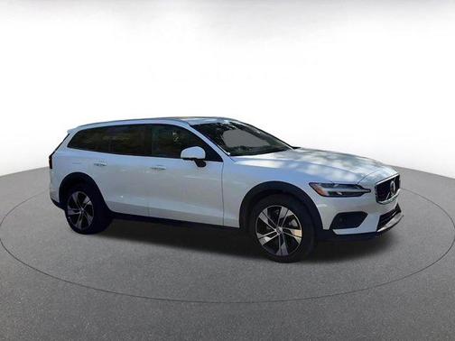 2025 Volvo V60 Cross Country B5 Plus